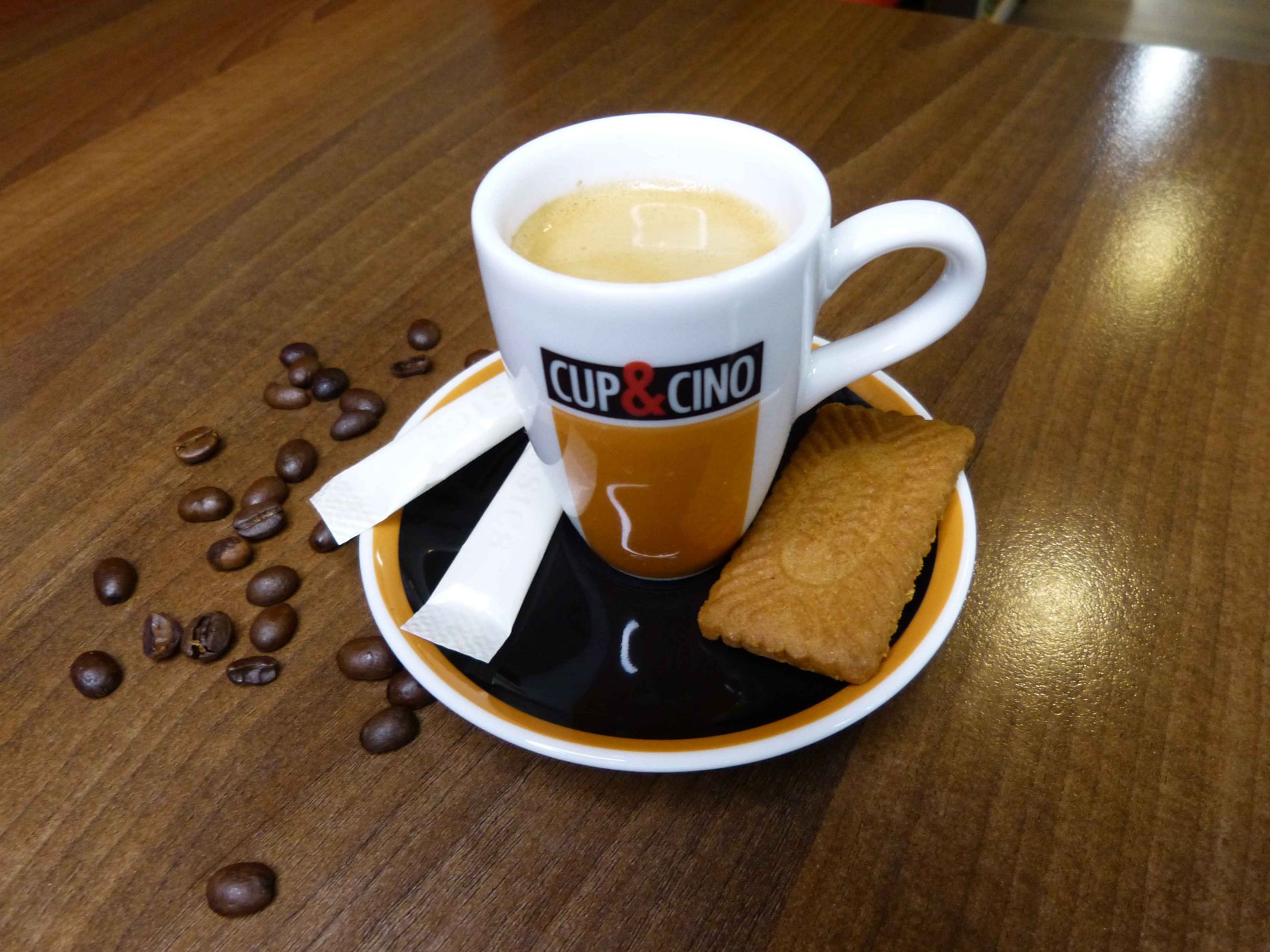 eine Tasse Kaffee mit Keksen Lebensmittel